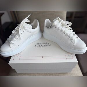 Alexander McQueen Sneakers- MINT